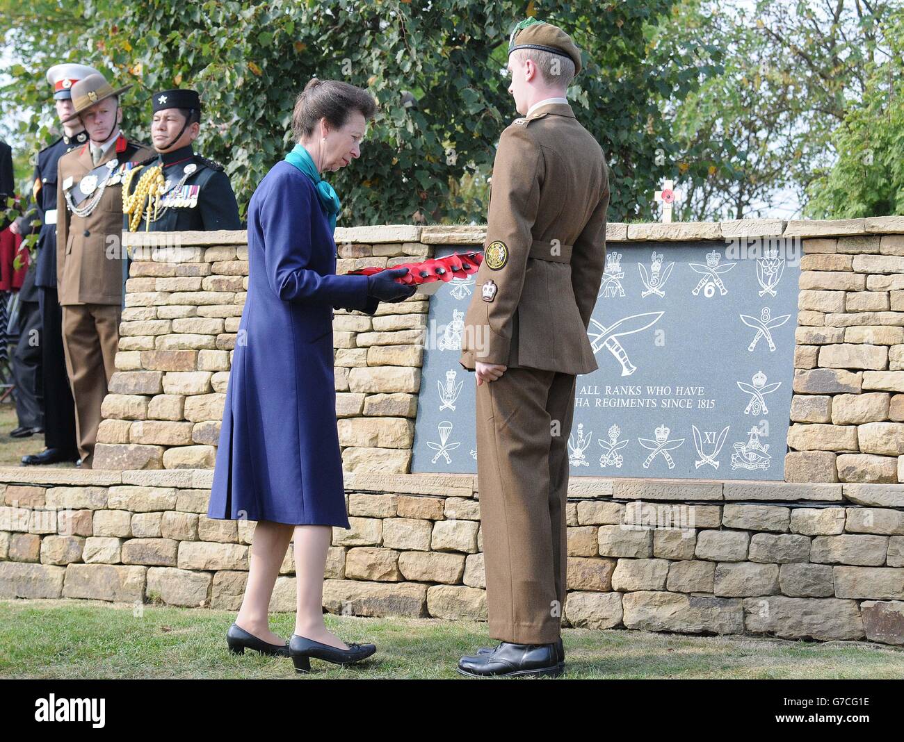 Die Prinzessin Royal legt im National Memorial Arboretum in Staffordshire einen Kranz nieder, an dem fast 200 Jahre lang die Gurkha-Soldaten der Krone unentgeltst Dienst verrichtet haben. Stockfoto