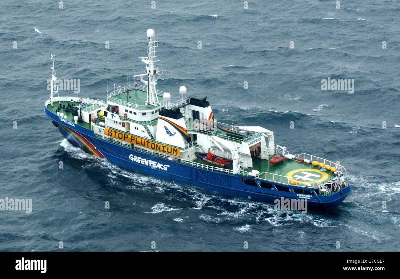 Greenpeace-Schiff MV Esperanza, stationiert an der Grenze zwischen französischen und britischen Gewässern zwischen Guernsey und Start Point, auf der Suche nach den beiden Schiffen, die waffentaugliches Plutonium von den USA nach Frankreich transportieren. Stockfoto