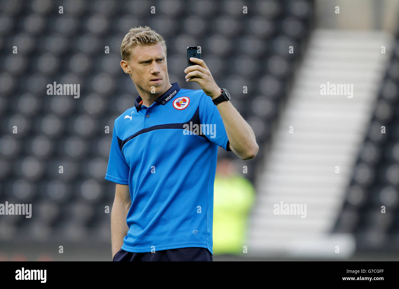 Pavel Pogrebnyak von Reading macht vorher einen Schnappschuss des Stadions Anstoß Stockfoto
