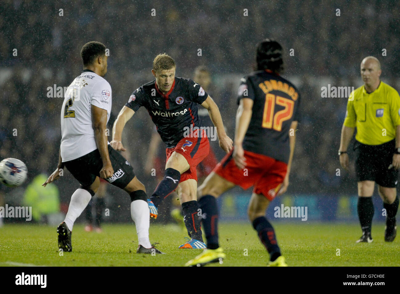 Fußball - Capital One Cup - Dritte Runde - Derby County / Reading - iPro Stadium. Pavel Pogrebnyak von Reading feuert seinen Schuss weit Stockfoto