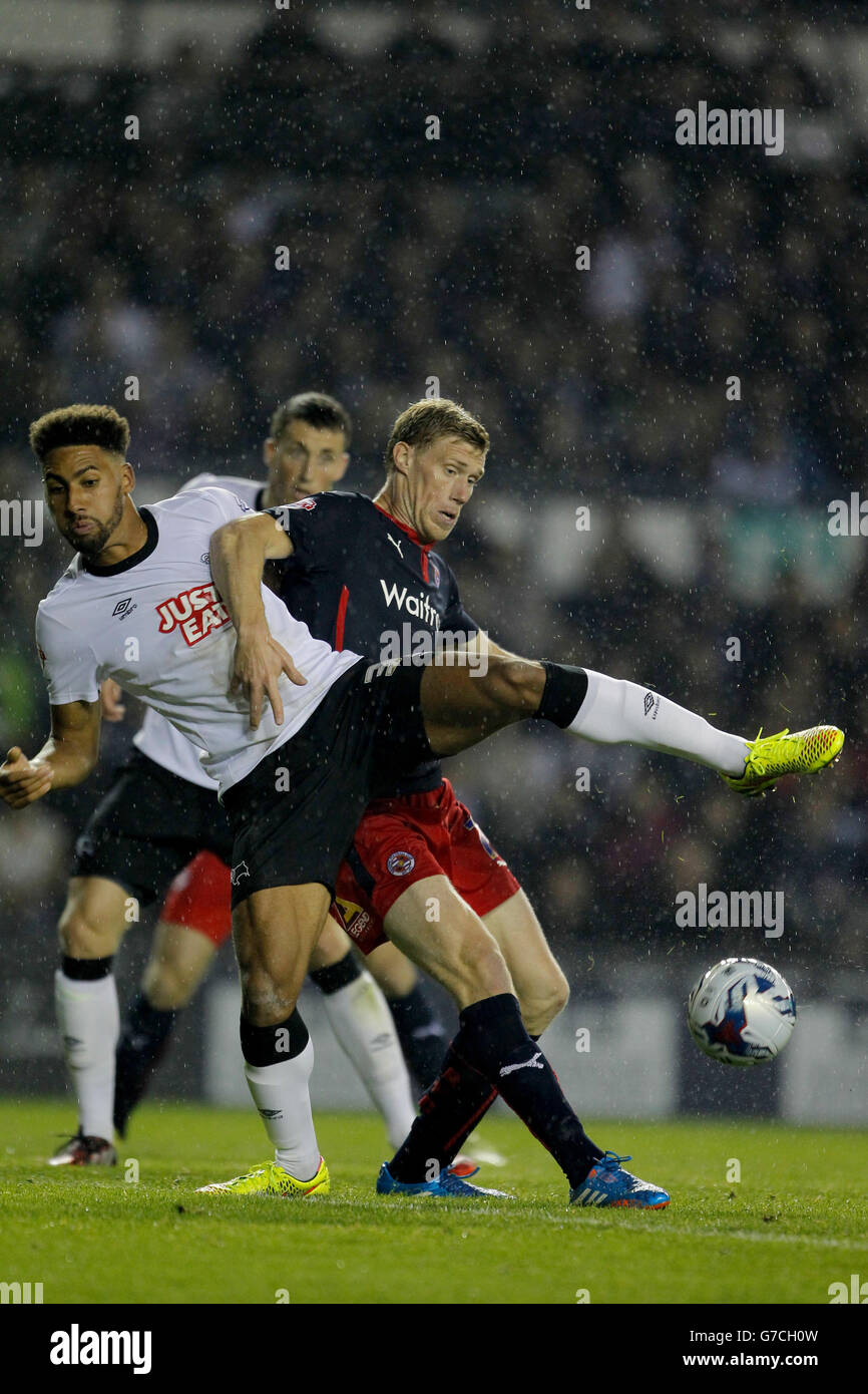 Ryan Shotton von Derby County stellt sich mit Pavel Pogrebnyak von Reading vor eine Herausforderung Stockfoto