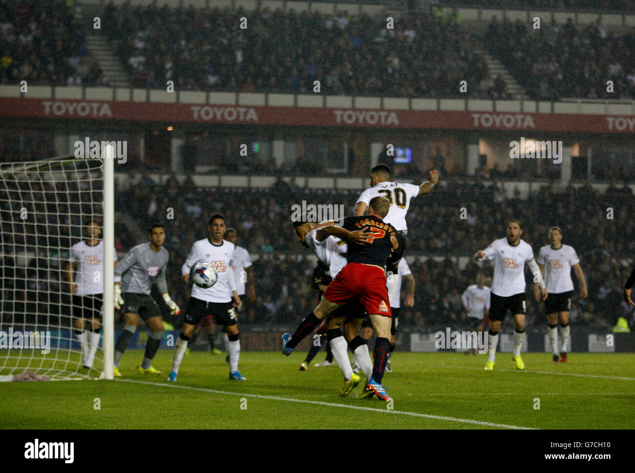 Fußball - Capital One Cup - Dritte Runde - Derby County / Reading - iPro Stadium. Pavel Pogrebnyak von Reading findet keinen Weg an der Derby-Verteidigung vorbei Stockfoto