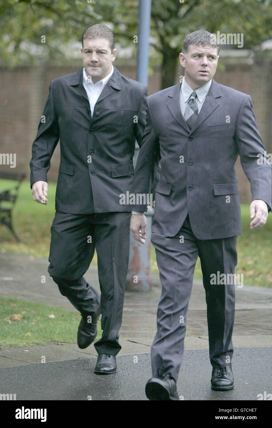 Chris Bacon (links) und Anthony Bacon kommen am Warrington Crown Court an, wo sie zusammen mit einem dritten Mann angeklagt werden, vom Agenten des Wayne Rooney von Manchester United Geld mit Drohungen verlangt zu haben. Stockfoto
