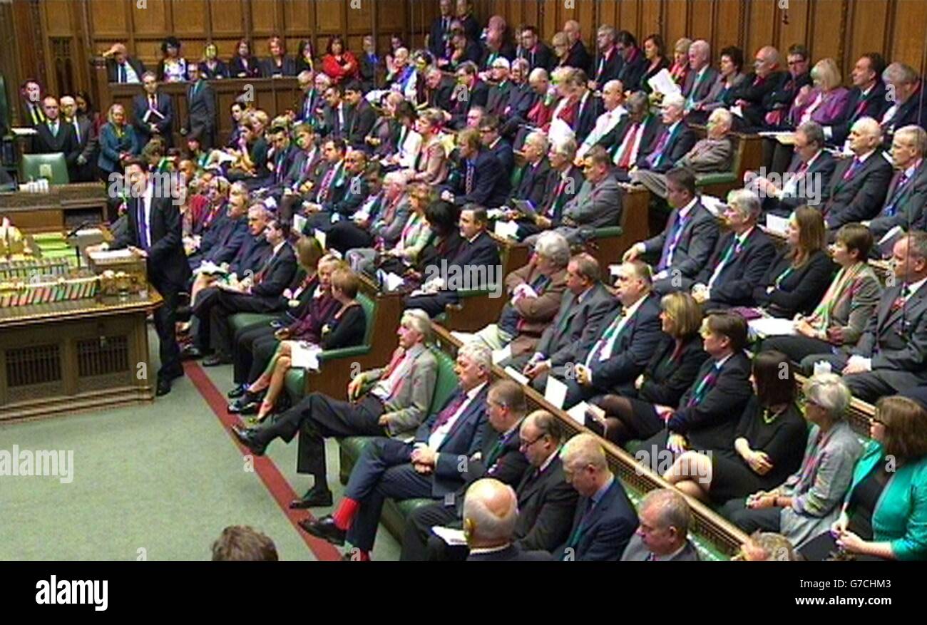 Der Labour-Führer Ed Miliband spricht über militärische Aktionen gegen IS im Unterhaus in London. Stockfoto