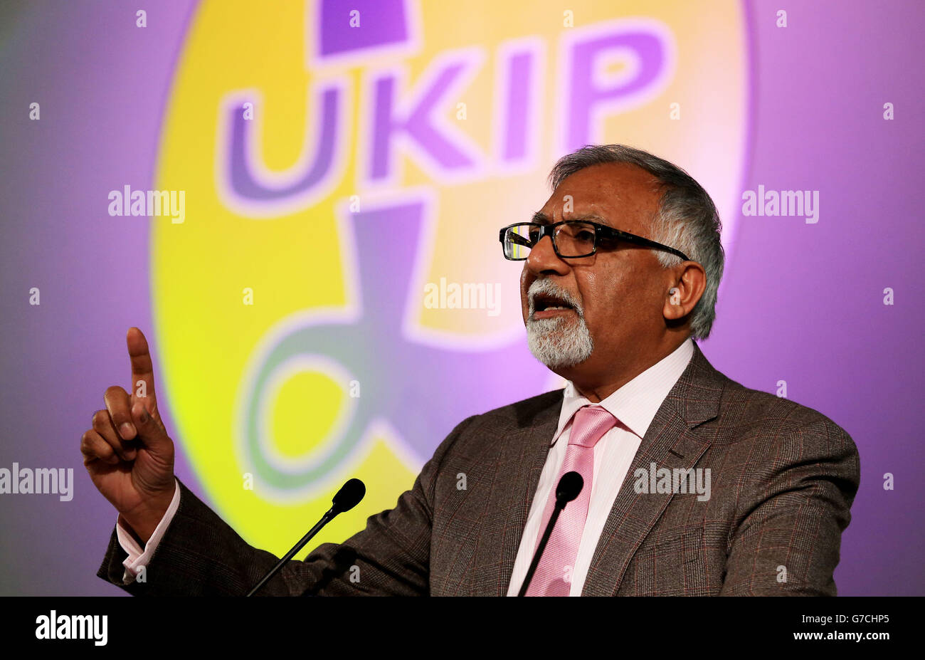 Der UKIP-Abgeordnete Amjad Bashir hält seine Rede über die Gemeinden während der jährlichen Parteikonferenz der Ukip auf dem Doncaster Race Course in Yorkshire. Stockfoto