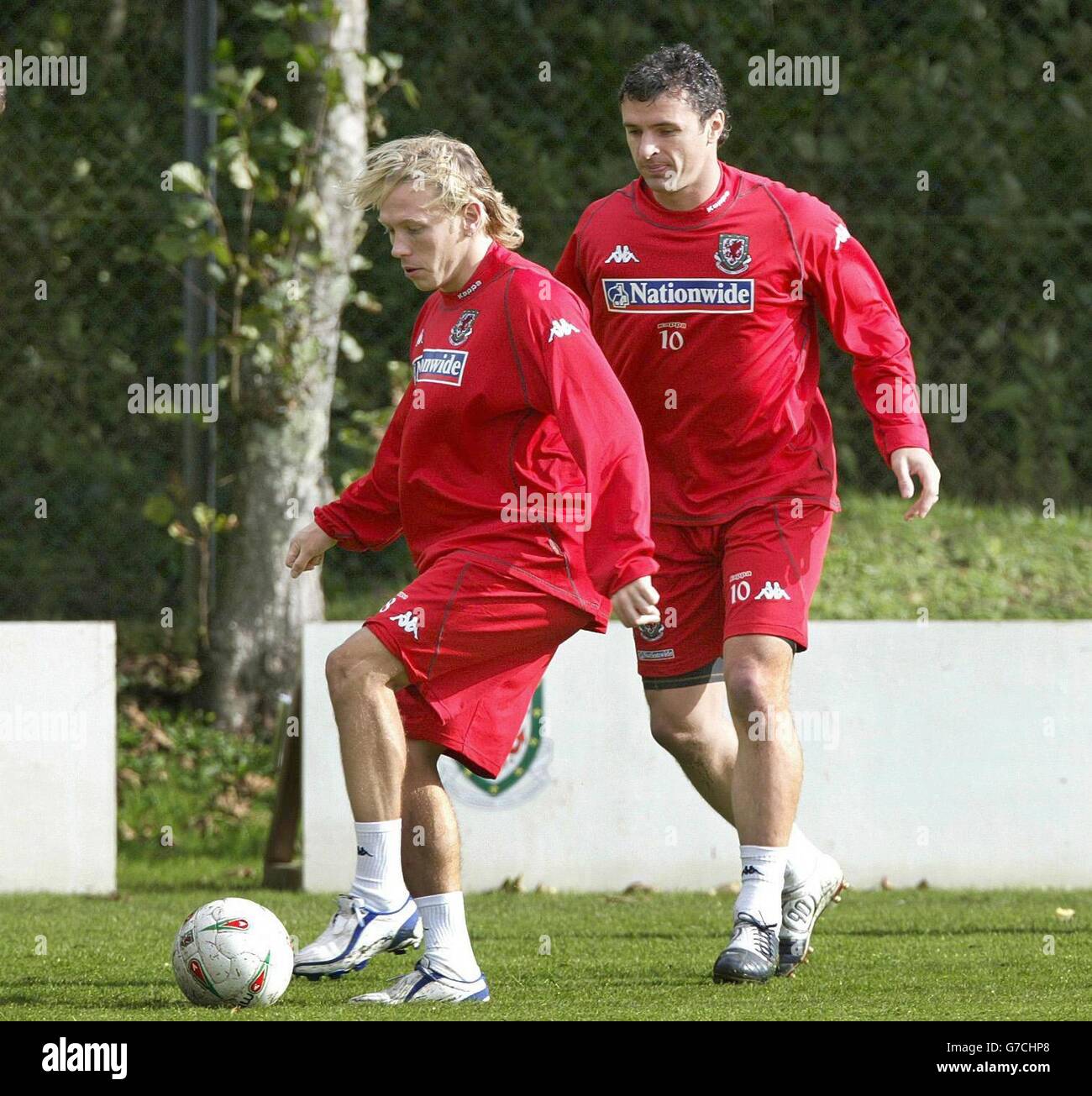 Wales Stürmer Craig Bellamy (links) wärmt sich mit Kapitän Gary Speed während des Trainings in Cardiff auf, bevor er am Samstag in einem Weltcup-Qualifikationsspiel in Old Trafford, Manchester, England spielt. Stockfoto