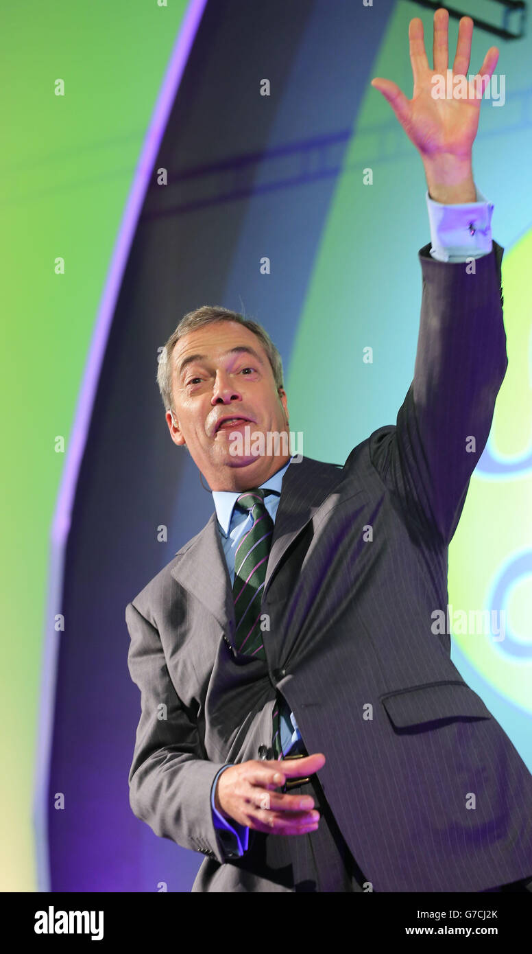 UKIP-Führer Nigel Farage hält seine Schlüsselrede während der Ukip-Jahreskonferenz auf der Rennbahn Doncaster in South Yorkshire. Stockfoto