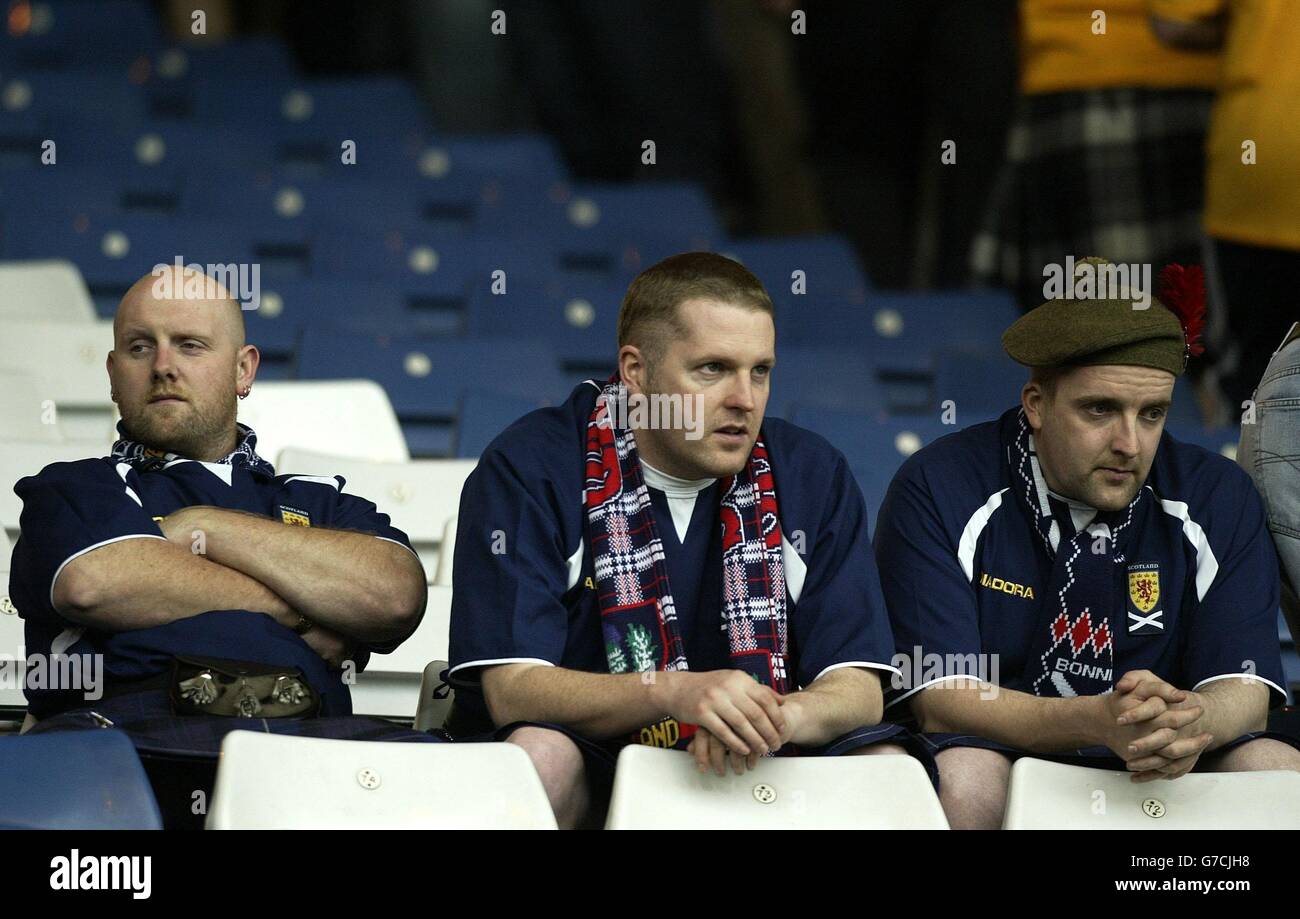Schottland-Fans nach der Niederlage 1-0 gegen Norwegen in ihrem WM-Qualifying Group Five Spiel in Hampden Park, Glasgow. . Stockfoto