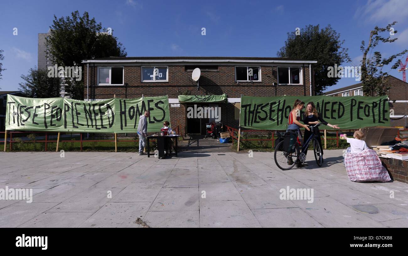 Unterstützer der Aktionsgruppe Focus E15 Mütter besetzen 80-86 Doran Walk auf dem Wohngebiet der Wohnungsbauunternehmen von The Cypenters, am Rande des Queen Elizabeth Olympic Park, Stratford, London. Stockfoto