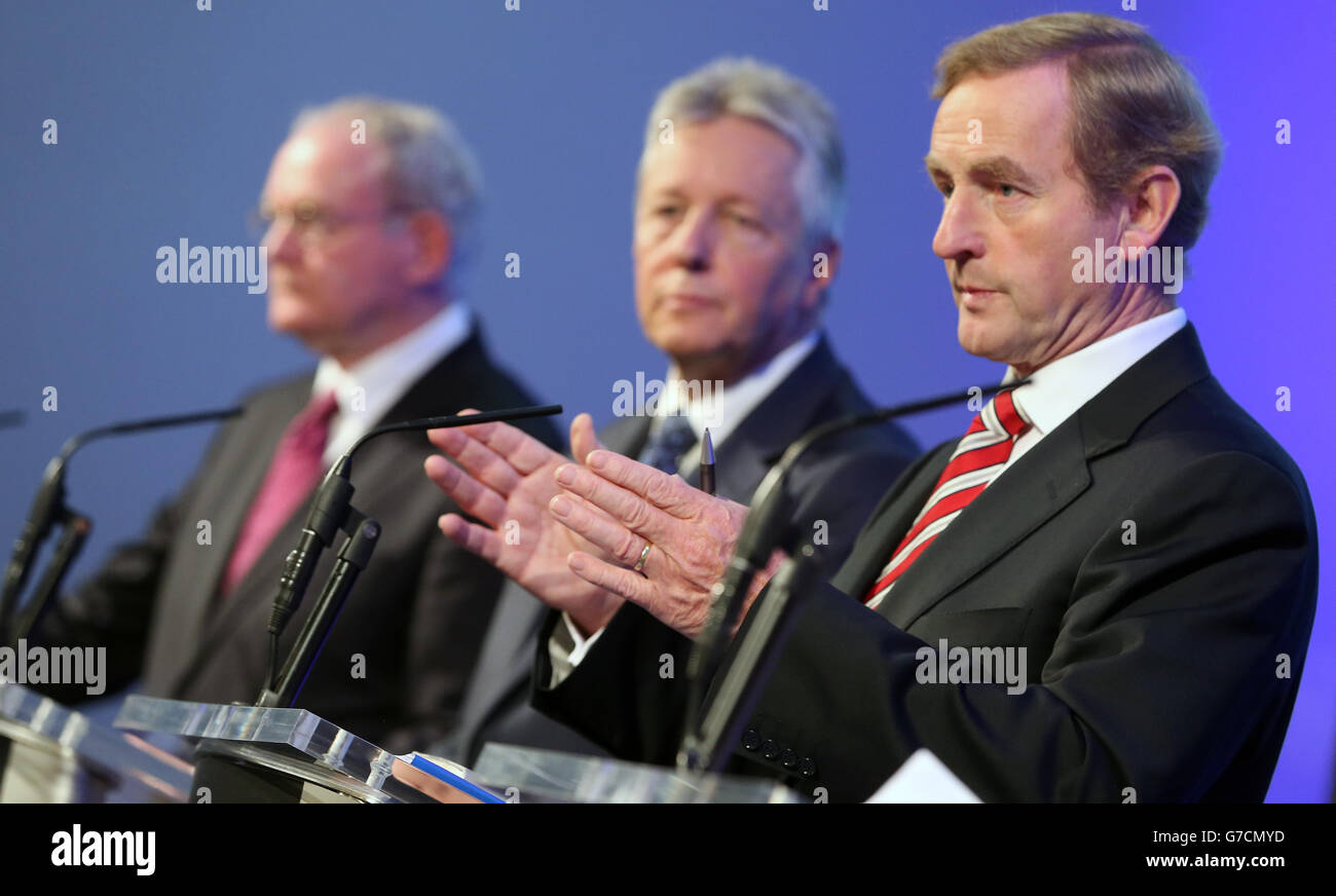 (Von links nach rechts) Nordirland Vize-Premierminister Martin McGuinness, erster Minister Peter Robinson und Taoiseach Enda Kenny sprechen auf einer Pressekonferenz nach einer Sitzung des Nord-Süd-Ministerrats in Dublin Castle, Irland. Stockfoto