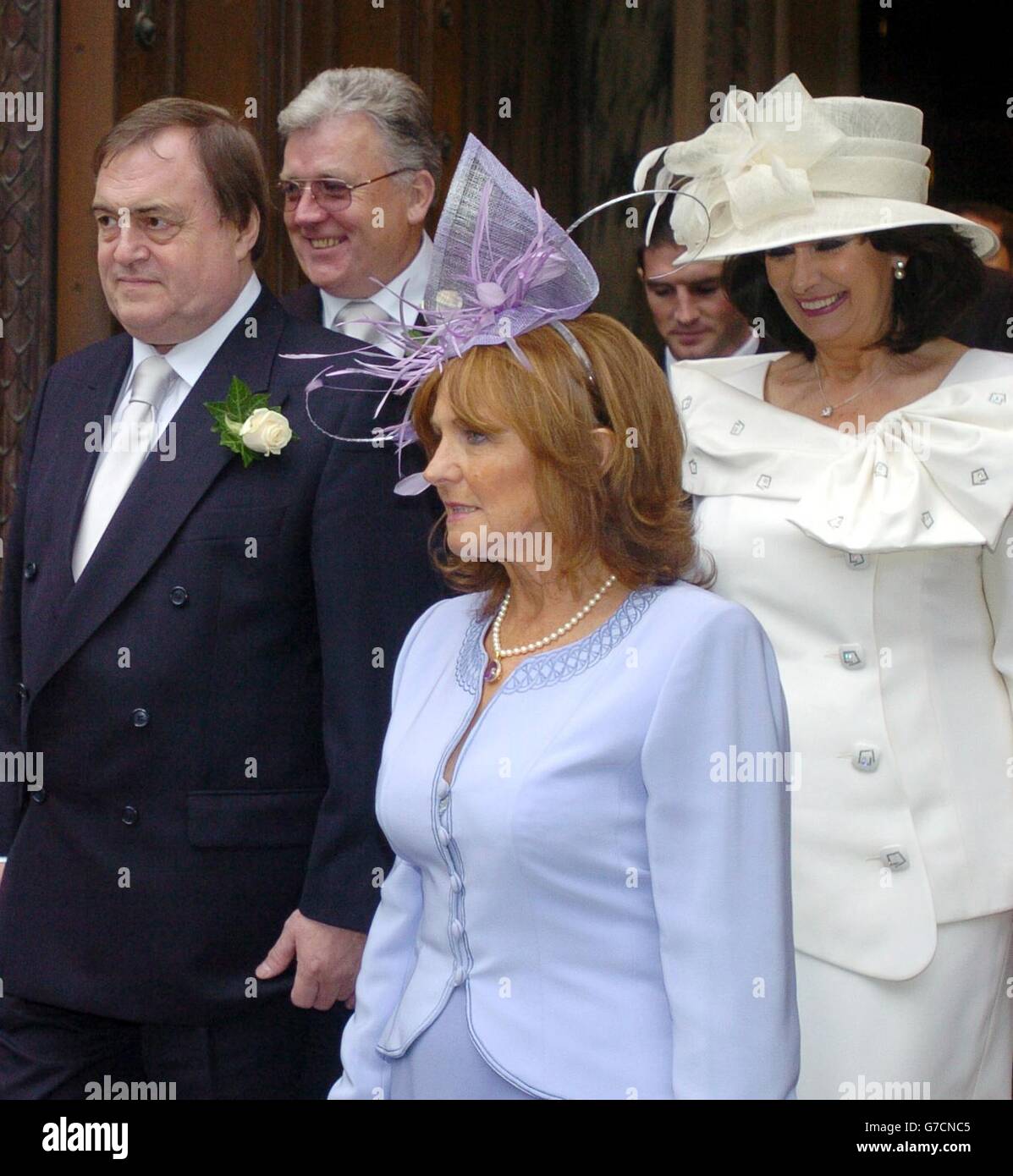 Stellvertretender Premierminister John Prescott mit Frau Pauline (R) mit Herrn und Frau Greene (Vornamen nicht bekannt), nach der Hochzeit von David Prescott und Rozlynn Greene in der Westminster Cathedral im Zentrum von London Stockfoto