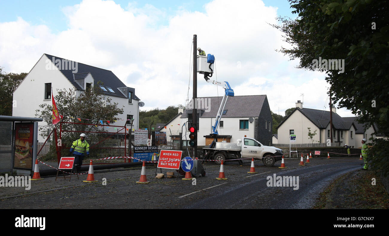 Nordirland Elektrizitätsreparaturcrews arbeiten an der Wiederherstellung der Stromversorgung in Saintfield, County Down, da rund 1,200 Stromkunden in Nordirland nach der Übernacht durch Stürme ohne Strom bleiben. Stockfoto