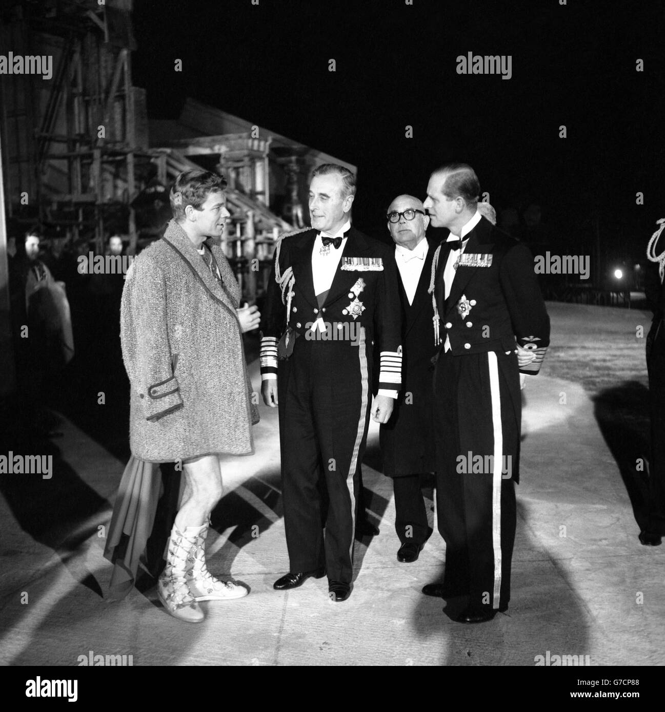 Nach dem jährlichen Abendessen der Kinematograph-Mieter-Gesellschaft in den Pinewood Studios besuchten der Herzog von Edinburgh und andere hochrangige Gäste den Wiederaufbau der Stadt Alexandria für Walter Wangers 20th Century Fox-Produktion von 'Cleopatra'.der Herzog und Earl Mountbatten von Burma, Beide in Uniform als Admirale der Flotte, werden am Set mit Stephen Boyd gesprochen, der Mare Anthony gegenüber Elizabeth Taylor spielt, zweiter von rechts ist Mr. Spyros Skouras, Präsident von 20th Century Fox. Stockfoto Nach dem jährlichen Abendessen der Kinematograph-Mieter-Gesellschaft in den Pinewood Studios besuchten der Herzog von Edinburgh und andere hochrangige Gäste den Wiederaufbau der Stadt Alexandria für Walter Wangers 20th Century Fox-Produktion von 'Cleopatra'.der Herzog und Earl Mountbatten von Burma, Beide in Uniform als Admirale der Flotte, werden am Set mit Stephen Boyd gesprochen, der Mare Anthony gegenüber Elizabeth Taylor spielt, zweiter von rechts ist Mr. Spyros Skouras, Präsident von 20th Century Fox. Stockfoto