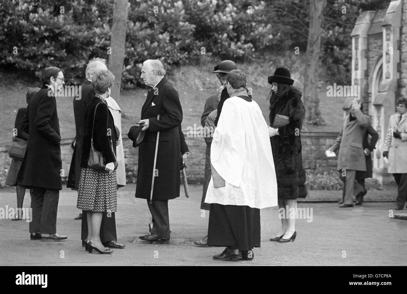 Trauerfeier im Putney Vale Crematorium nach der Beerdigung von Anthony Blunt, dem ehemaligen königlichen Kunstberater, der als sowjetischer Spion entlarvt wurde. Unter ihnen ist sein Bruder Christopher (Mitte). Stockfoto
