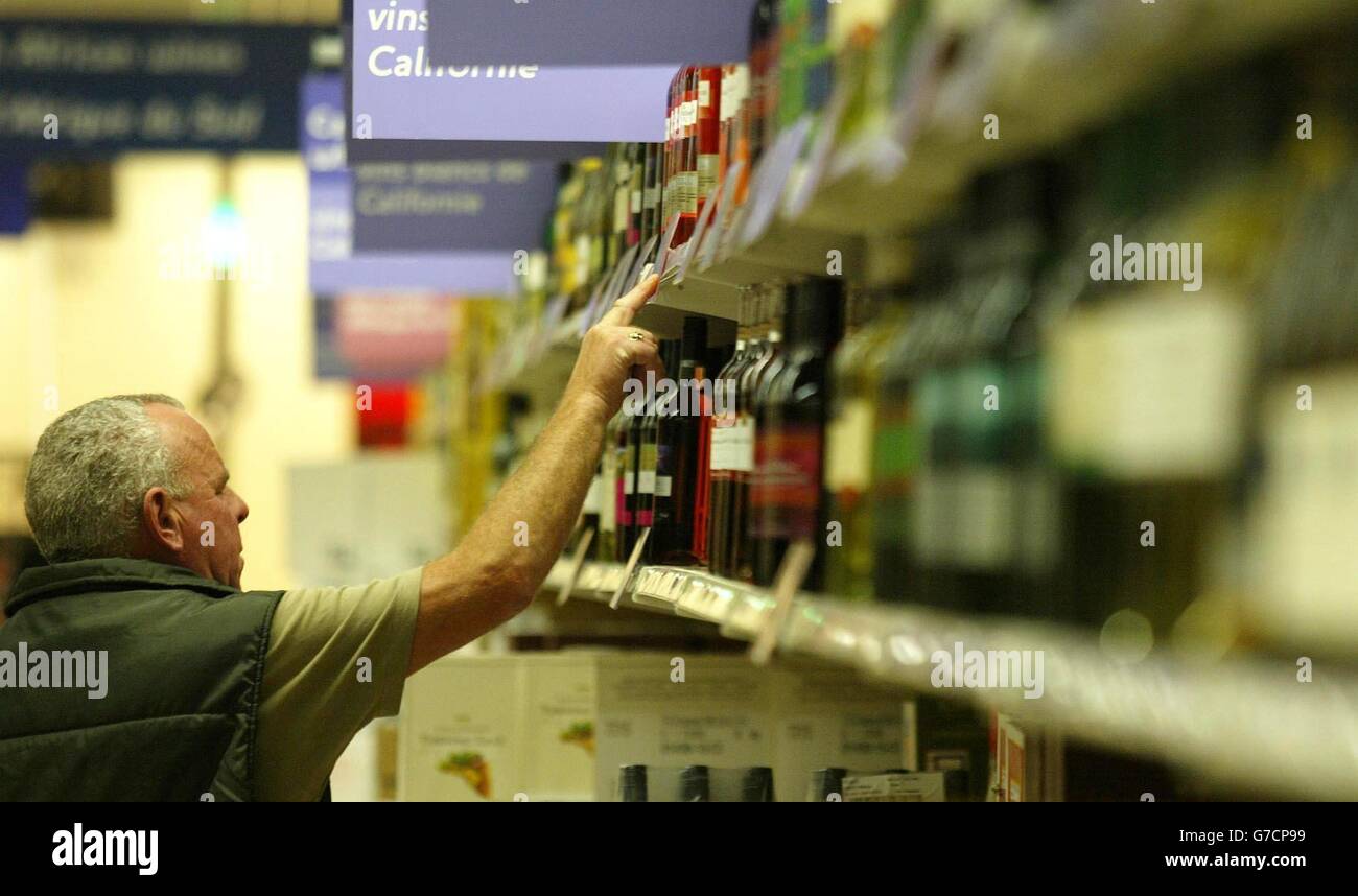 Ein britischer Käufer kauft sich Alkohol im Cite Europe Complex in Calais, Frankreich. Die Europäische Kommission verklagen die Regierung in dem eskalierenden Streit über Sanktionen gegen Cross-Channel-Käufer wegen "Alkohol-Kreuzfahrt", wie bestätigt wurde. Das Recht, zollpflichtigen Tabak und Alkohol in einem EU-Land zu kaufen und in das Vereinigte Königreich oder einen anderen Mitgliedstaat zu importieren, wurde 1992 von den EU-Regierungen einstimmig beschlossen. Solange die Waren für den privaten Verbrauch bestimmt sind - "Eigenbedarf", wie die Kommission es ausdrückt -, sind im Vereinigten Königreich keine Zölle zu entrichten. Stockfoto