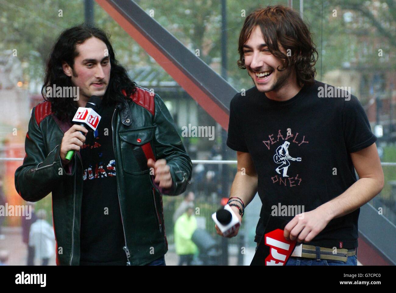 Komiker Ross Noble (links) mit Moderator Alex Zane während seines Gastauftritts in der TRL - Total Request Live - Show von MTV in ihren neuen Studios am Leicester Square im Zentrum von London. Stockfoto