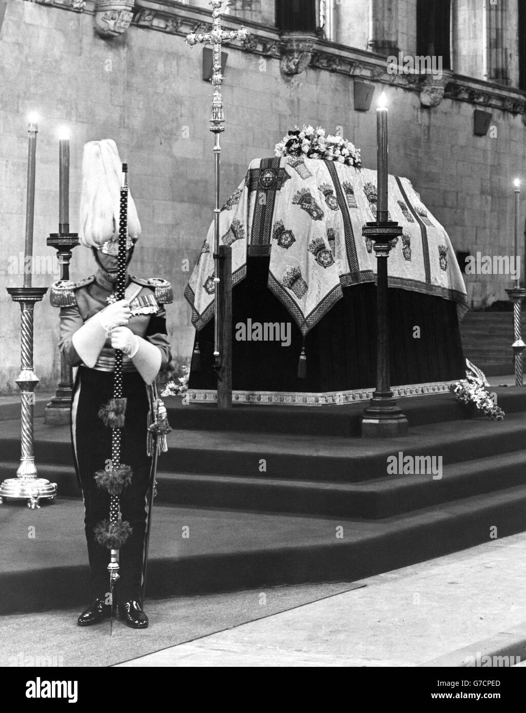 Der Sarg von Queen Mary ruht auf der Katafalque im Liegenstaat in der Westminster Hall, London. Die Leiche der verstorbenen Königin wurde heute in einer feierlichen Prozession vom Marlborough House zur Westminster Hall für den im Staat liegenden Staat getragen. Stockfoto