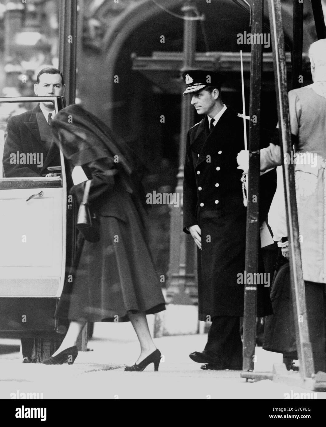 Die Königin, stark verschleiert und gefolgt vom Herzog von Edinburgh, der die Westminster Hall, London, verließ, nachdem er den Kurzgottsdienst vor dem liegend-Zustand von Queen Mary besucht hatte. Stockfoto