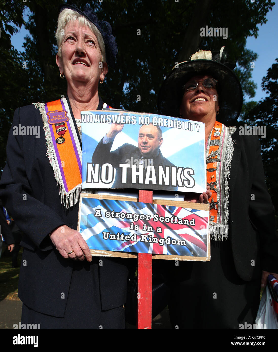 Vorbereitung auf den marsch durch die Straßen von Edinburgh während einer "stolz darauf, britisch zu sein"-Kundgebung in Edinburgh zur Unterstützung der Union, weniger als eine Woche vor der schottischen Abstimmung über das schottische Referendum. Stockfoto