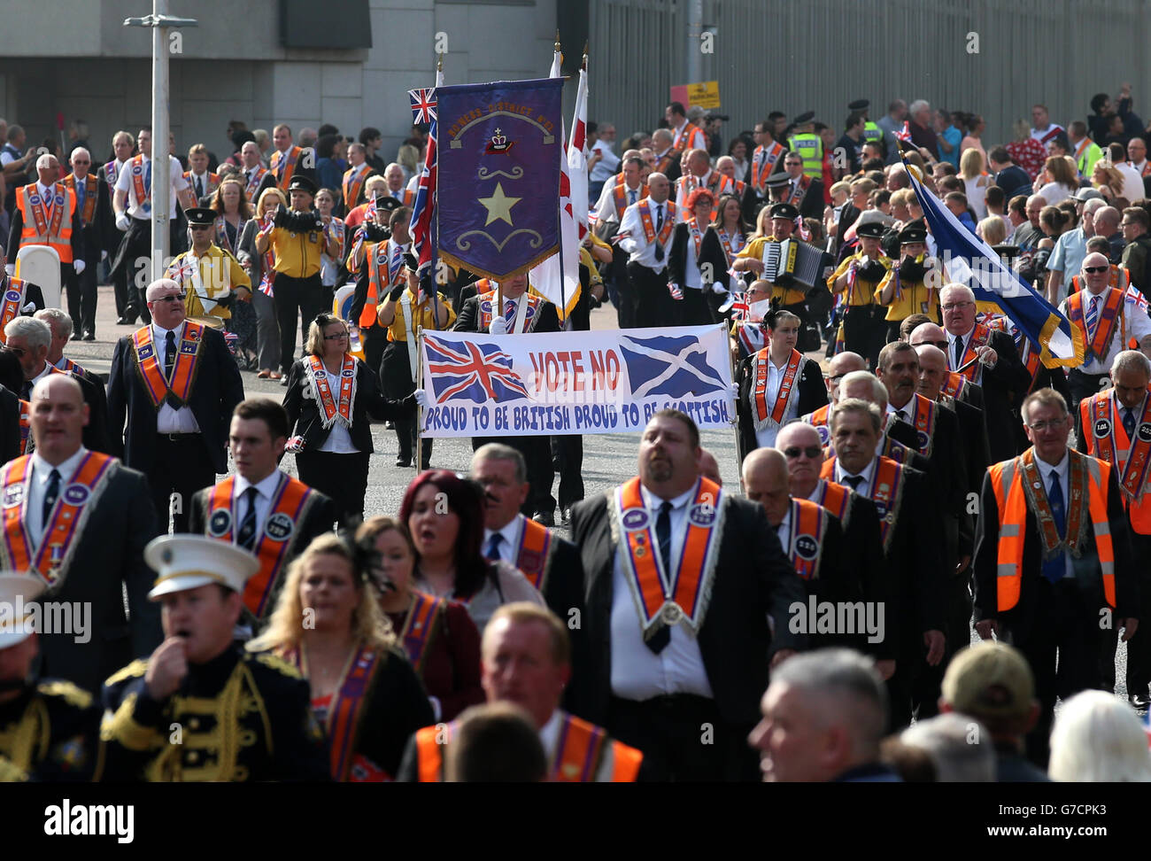 Ein Orangemen-marsch durch die Straßen von Edinburgh während einer Kundgebung "stolz darauf, britisch zu sein" in Edinburgh zur Unterstützung der Union, weniger als eine Woche bevor Schottland über das schottische Referendum abstimmt. Stockfoto