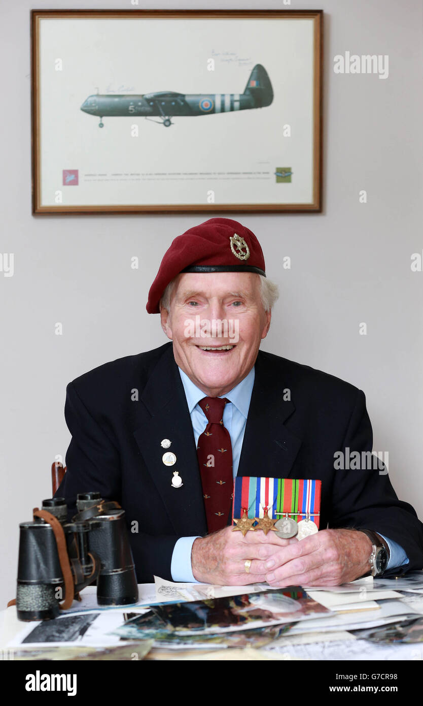 Des Page, ein 91-jähriger Veteran des Zweiten Weltkriegs aus Maidstone in Kent, Der an der Operation Market Garden teilnahm, zeigt seine Medaillen zu Hause, bevor er zurück in die Niederlande reist, um an den 70. Jahrestag der alliierten Militäroperation in Arnhem zu erinnern, auf einer Reise, die vom Heroes Return-Programm des Big Lottery Fund finanziert wurde. Stockfoto