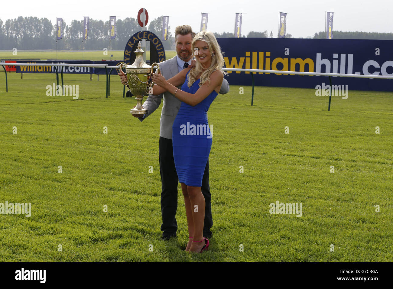 Miss Scotland Ellie McKeating und Robbie Savage am ersten Tag des William Hill Ayr Gold Cup Festivals 2014 auf der Ayr Racecourse, Ayr. Stockfoto