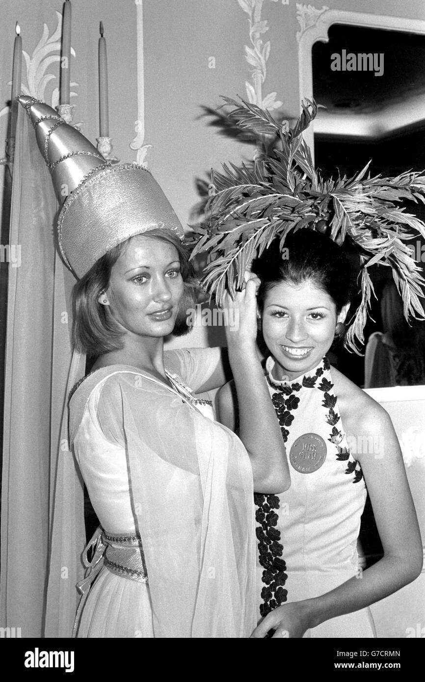 Miss Holland, Anna Maria Groot, 21, und Miss Guam, Shirley Ann Brennan, 17, nehmen an einem Variety Club Lunch in einem Londoner Hotel Teil. Die Finalisten der Miss World nahmen an der Veranstaltung in ihrer Nationaltracht Teil. Stockfoto