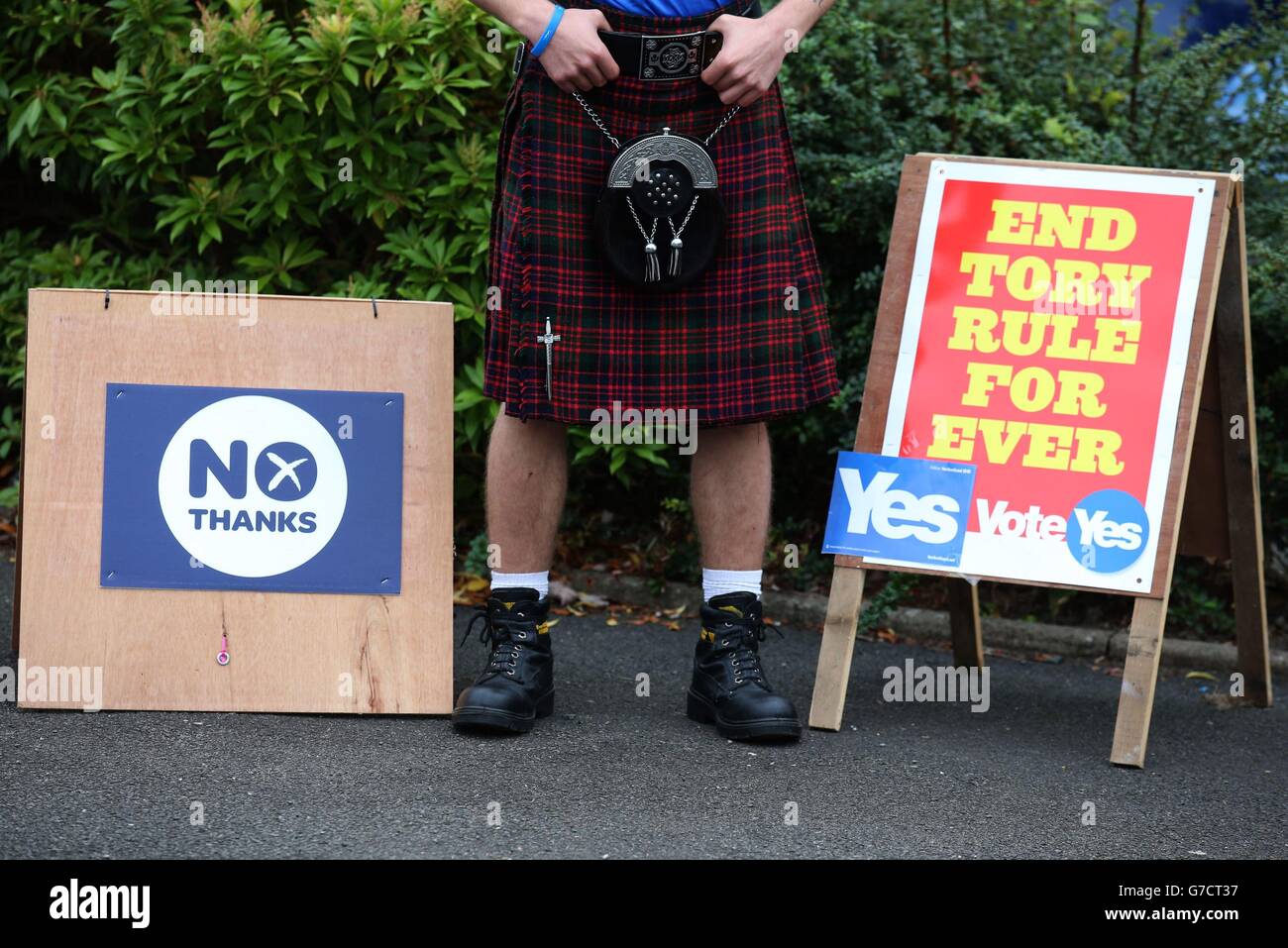 Chris McAleese bei der Bannockburn Polling Station, während die Wähler im schottischen Referendum an die Urnen gehen. Stockfoto