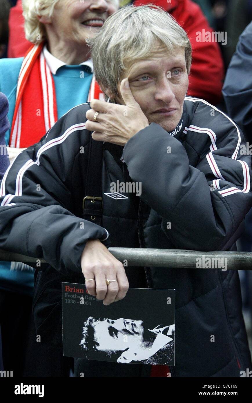 Ein Fan von Nottingham Forest wischt sich die Augen während der Gedenkfeier für den legendären Fußballmanager Brian Clough auf dem Old Market Square in Nottingham. Ehemalige Spieler und Würdenträger versammelten sich bei der öffentlichen Veranstaltung, der ersten von vielen Ehrungen an Clough, der am Montag im Alter von 69 Jahren an Magenkrebs starb. Es folgt eine Schweigeminute auf dem City Ground des Nottingham Forest, bevor der Verein gegen West Ham United antreten wird. Stockfoto