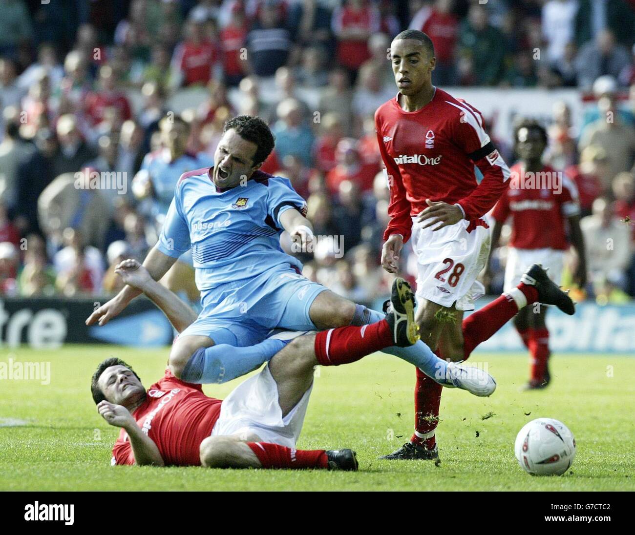 Andy Reid von Nottingham Forest gleitet mit einem gelben Kartenspiel auf Matthew Etherington von West Ham United, beobachtet von James Perch von Nottingham Forest (rechts) während des Coca-Cola Championship-Spiels auf dem City Ground. KEINE INOFFIZIELLE NUTZUNG DER CLUB-WEBSITE. Stockfoto