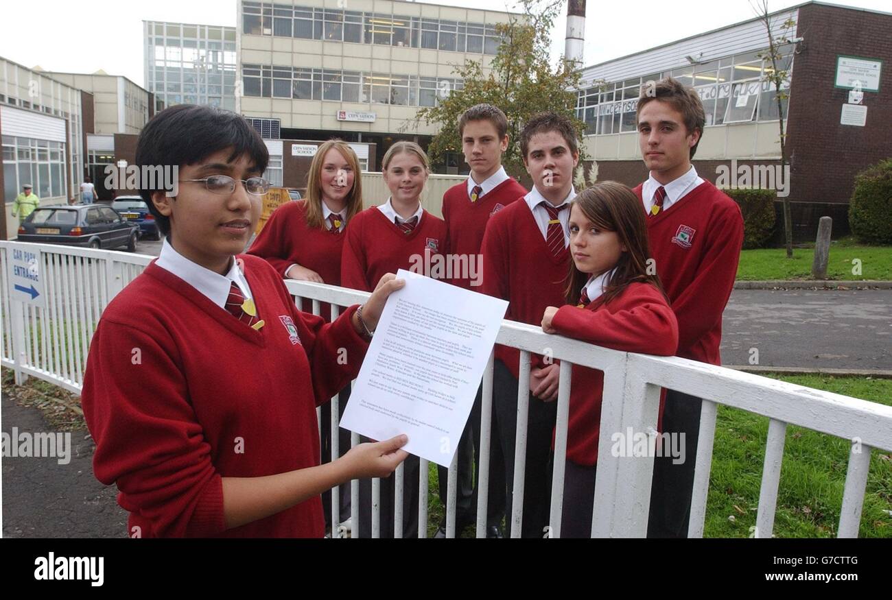 Die Schüler der Schule, an der die Teenager Laura Rhodes teilnahm, sprachen sich heute gegen Behauptungen aus, dass sie ein Mobbungsproblem haben. Die wachsende Sorge, dass die Cefn saeson Comprehensive School in Neath, Südwales, eine schlechte Presse bekommt, hat ihren studentenrat dazu veranlasst, eine gemeinsame Erklärung abzugeben. Cefn saeson Comprehensive School Schüler mit der Erklärung sind von links Aradhana Gupta im Alter von 15 Jahren, Jade Lester 16, Samantha Hamer 15, Geraint Corish 16, Luke Corran 14, Charlotte Davies 14 und Jamie Watkins 15. Stockfoto