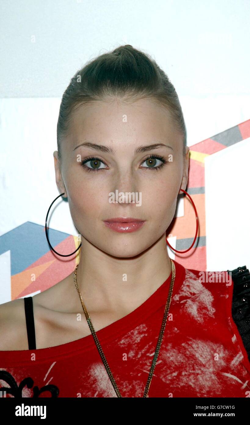 "Gypsy" Sängerin Jentina während ihres Gastauftritts auf MTV's TRL - Total Request Live - Show, in den neuen Studios in Leicester Square, im Zentrum von London. Jentina ist derzeit mit dem ehemaligen Prodigy-Frontmann Keith Flint zusammen. Stockfoto