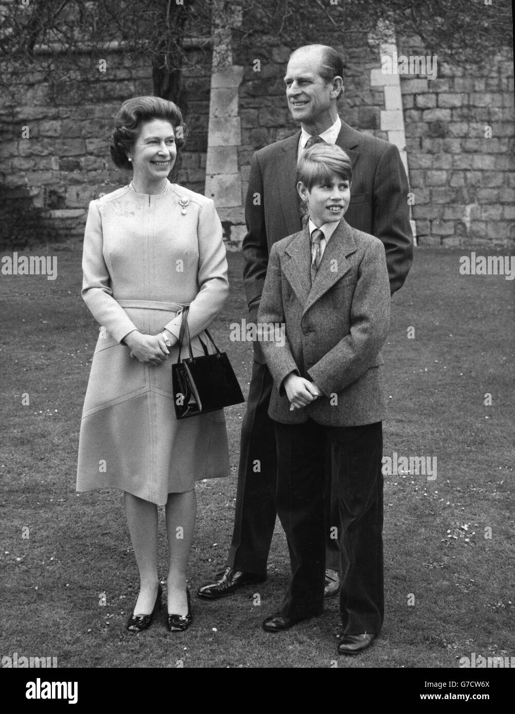 Königin Elizabeth II. Zu ihrem 50. Geburtstag mit Prinz Philip und ihrem jüngsten Sohn Prinz Edward, 12, auf dem Gelände von Windsor Castle. Stockfoto