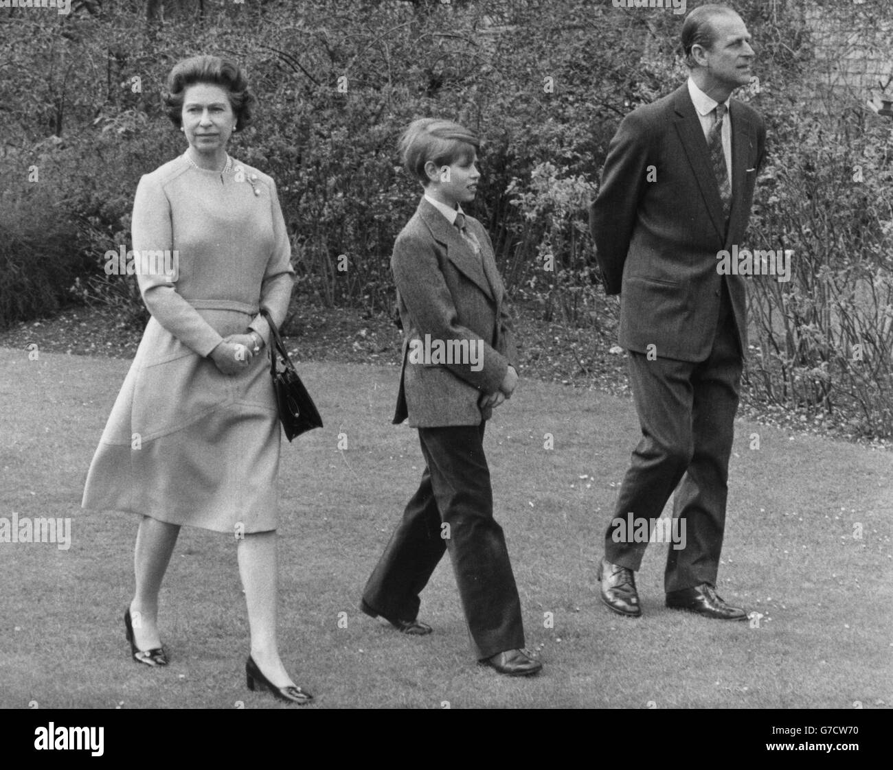 Königin Elizabeth II. Zu ihrem 50. Geburtstag mit Prinz Philip und ihrem jüngsten Sohn Prinz Edward, 12, auf dem Gelände von Windsor Castle. Stockfoto
