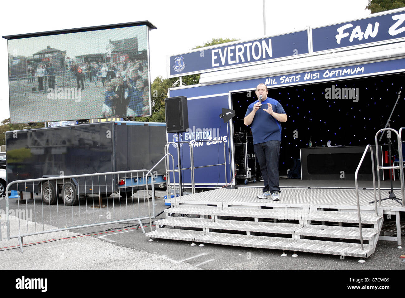 Fußball - Barclays Premier League - Everton gegen Crystal Palace - Goodison Park. Die Everton compere auf der Bühne während des Fan Zone Events Stockfoto