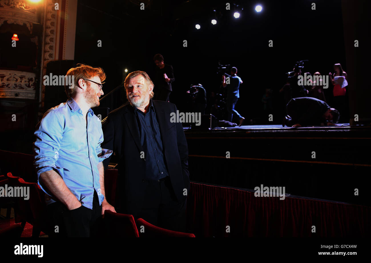 Brendan Gleeson mit seinem Sohn Brian bei der Ankündigung einer kommenden Produktion von „The Walworth Farce“ im Olympia Theatre, Dublin, mit Brendan und seinen beiden Söhnen Brian und Domhnall. Stockfoto