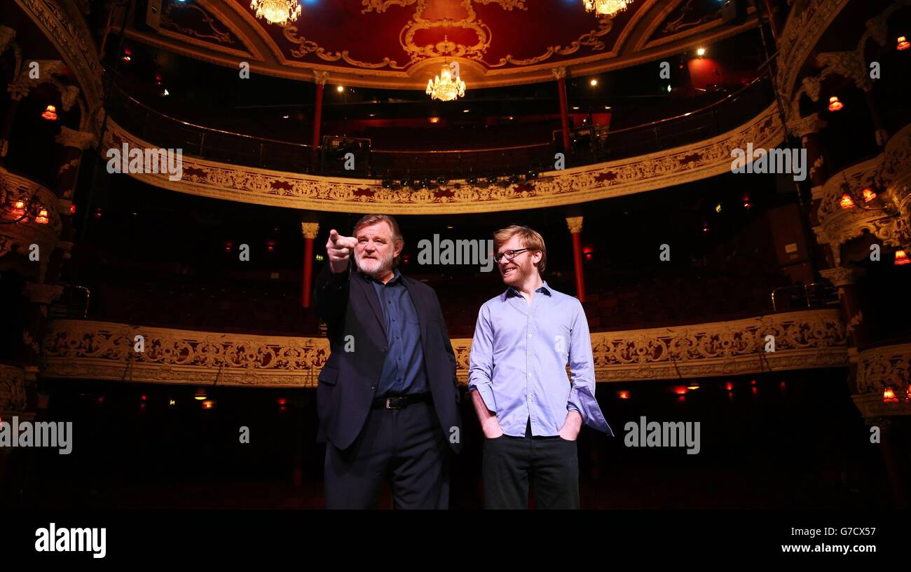 Brendan Gleeson mit seinem Sohn Brian bei der Ankündigung einer kommenden Produktion von „The Walworth Farce“ im Olympia Theatre, Dublin, mit Brendan und seinen beiden Söhnen Brian und Domhnall. Stockfoto