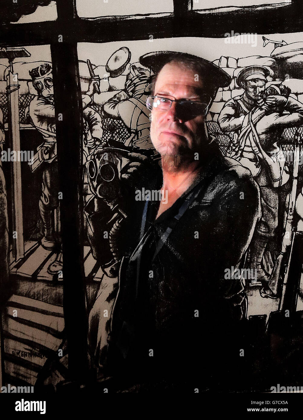 Der Kunstführer Peter Belling mit einem Lithographen-Druck mit dem Titel The Gas Mask des Künstlers Eric Kennington während einer Voransicht von Bemühungen und Idealen: Prints of the First World war, eine neue Ausstellung in der Dublin City Gallery mit 66 Drucken als Teil der Gedenkfeier des Stadtrates von Dublin zum Ausbruch des Ersten Weltkriegs. Stockfoto