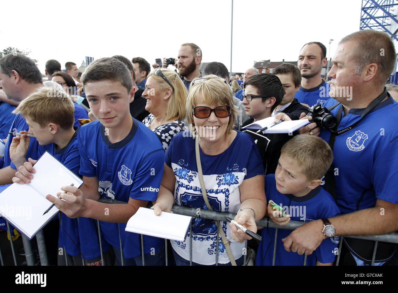 Fußball - Barclays Premier League - Everton gegen Crystal Palace - Goodison Park. Everton-Fans warten darauf, dass die Spieler Autogramme schreiben Stockfoto