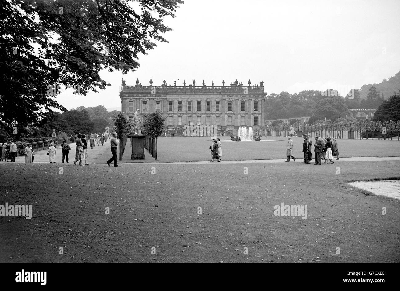 Blick auf das Chatsworth House, das Stammhaus des Herzogs von Devonshire. Es liegt in weitläufigen Gärten mit Rasen, Kaskaden, Brunnen und Wäldern im Derwent Valley in Derbyshire. Stockfoto