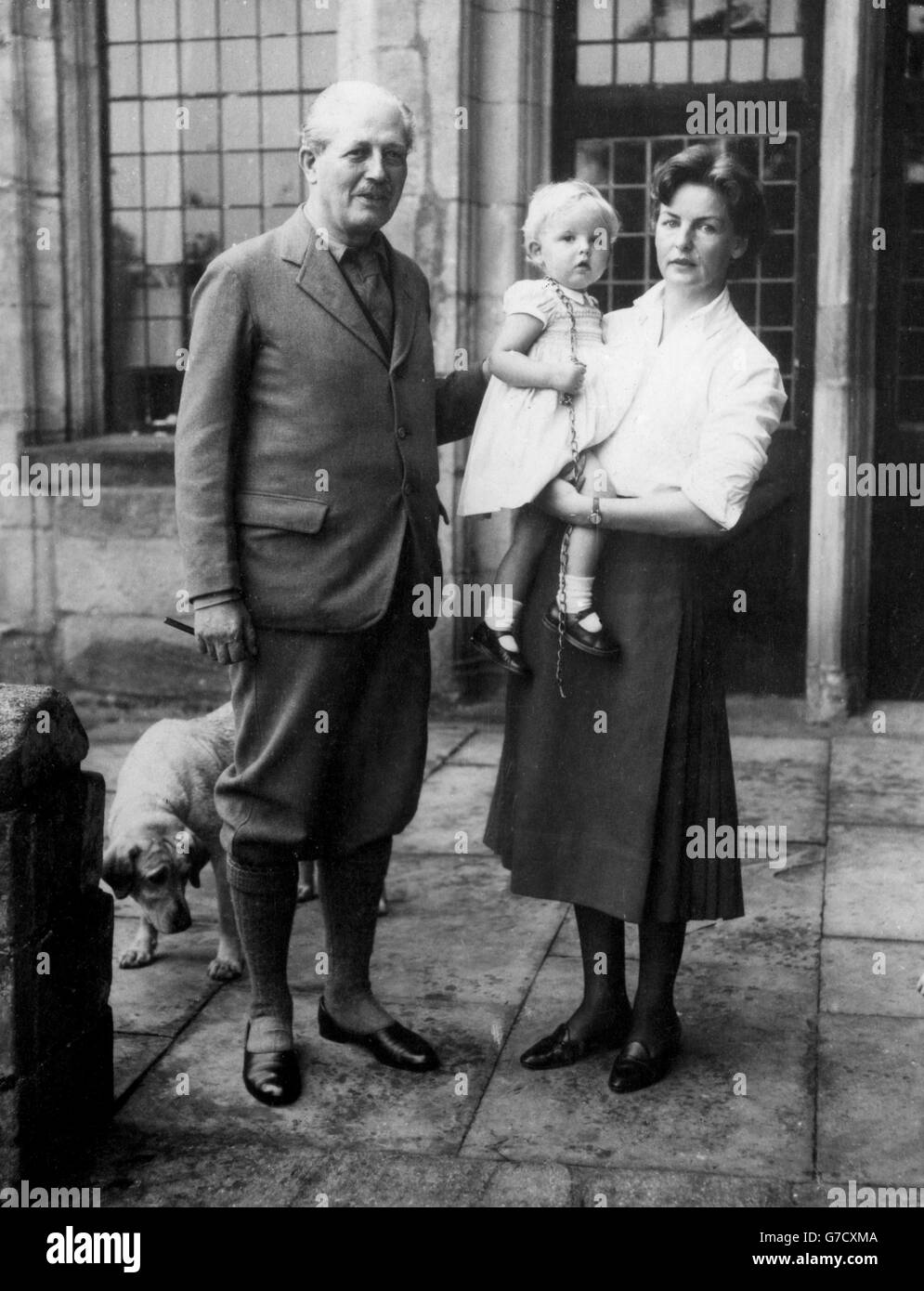 Premierminister Harold Macmillan mit seiner Nichte, der Herzogin von Devonshire und ihrer Tochter Lady Sophia Cavendish. Stockfoto