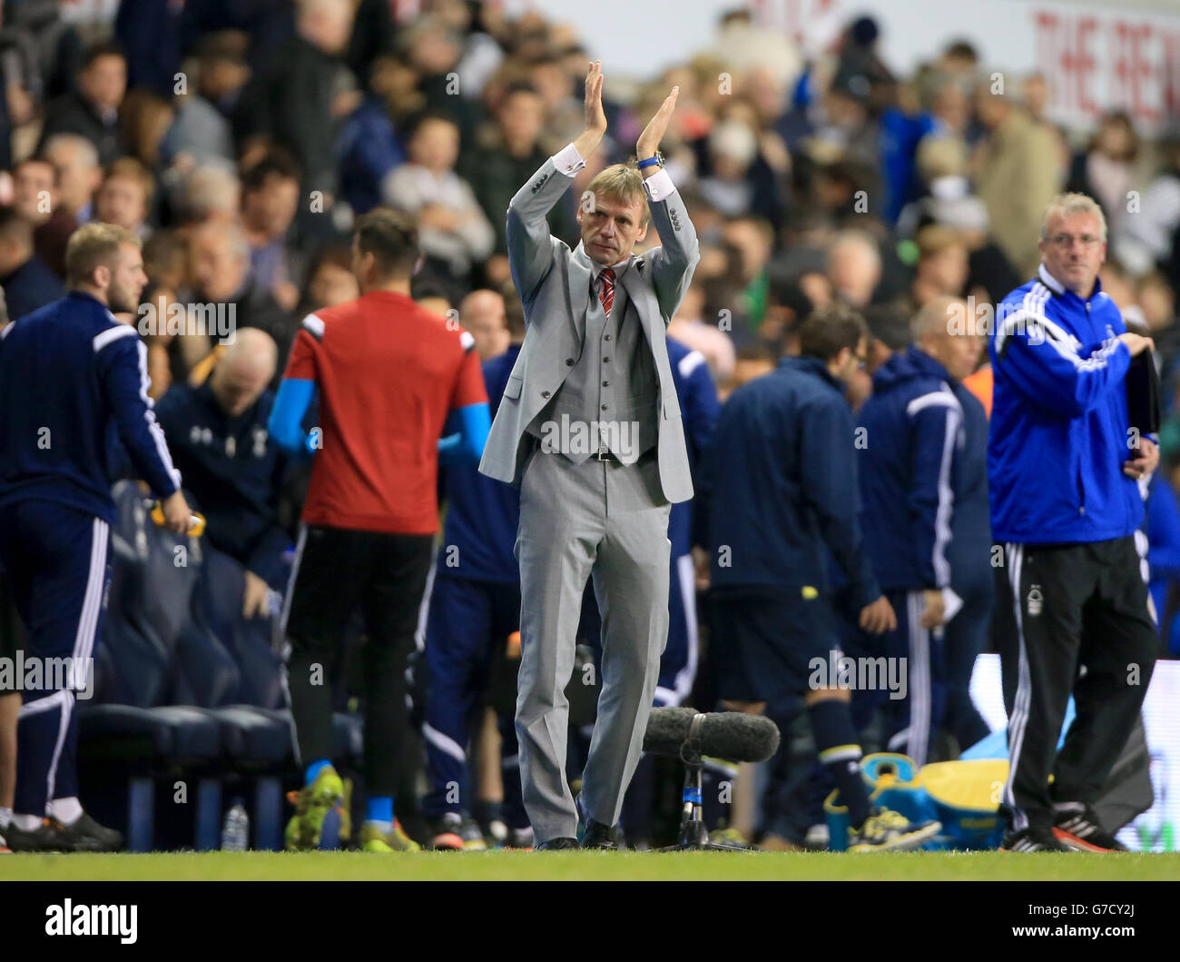 Fußball - Capital One Cup - Dritte Runde - Tottenham Hotspur gegen Nottingham Forest - White Hart Lane. Stuart Pearce, Waldmanager von Nottingham, applaudiert den Fans nach dem Spiel der dritten Runde des Capital One Cup in der White Hart Lane in London. Stockfoto