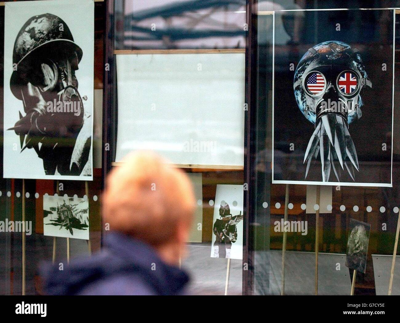 Ein Passant sieht sich Kunstwerke im Londoner City Hall an. Die Stücke sind Teil einer kriegsbezogenen Ausstellung von Peter Kennard und Cat Picton Phillipps namens Demo, die von heute bis Freitag, den 5. November, stattfindet. Stockfoto