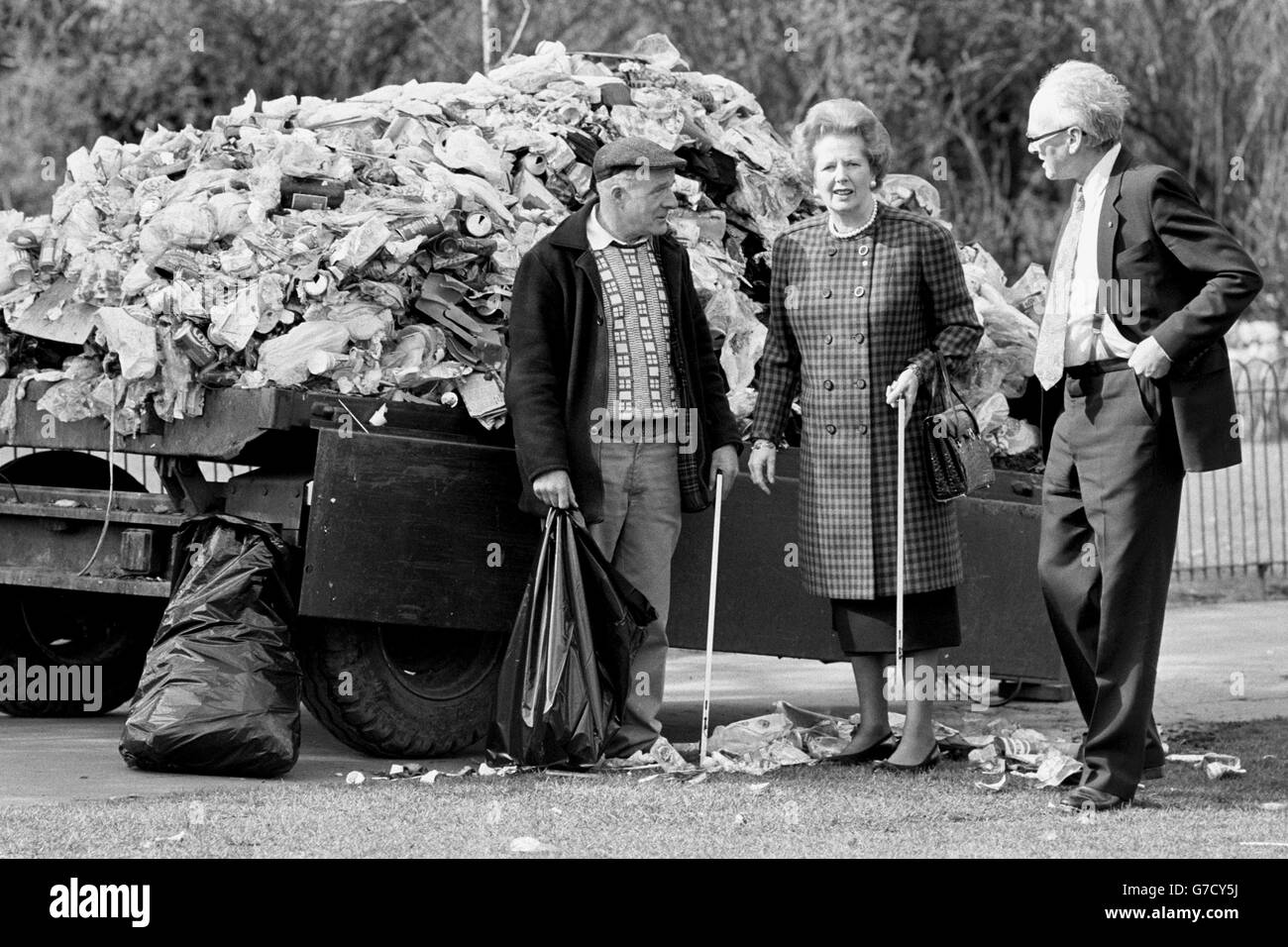 Premierministerin Margaret Thatcher mit Umweltminister Nicholas Ridley und Gärtner Daniel Kelly (58) und einem Müllhaufen im St. James's Park, London, beim Start einer neuen, von der Regierung unterstützten Anti-Müll-Kampagne, die von der Tidy Britain Group betrieben wird. Stockfoto