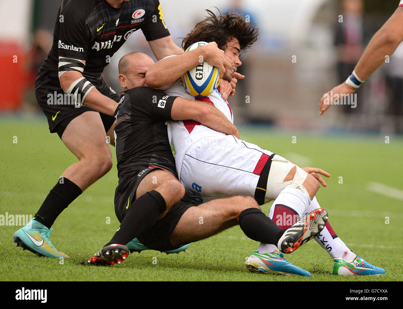 Sale Sharks' Luke McLean (rechts) wird von Saracens' Charlie Hodgson während des Premiership-Spiels von Aviva im Allianz Park, London, angegangen. Stockfoto