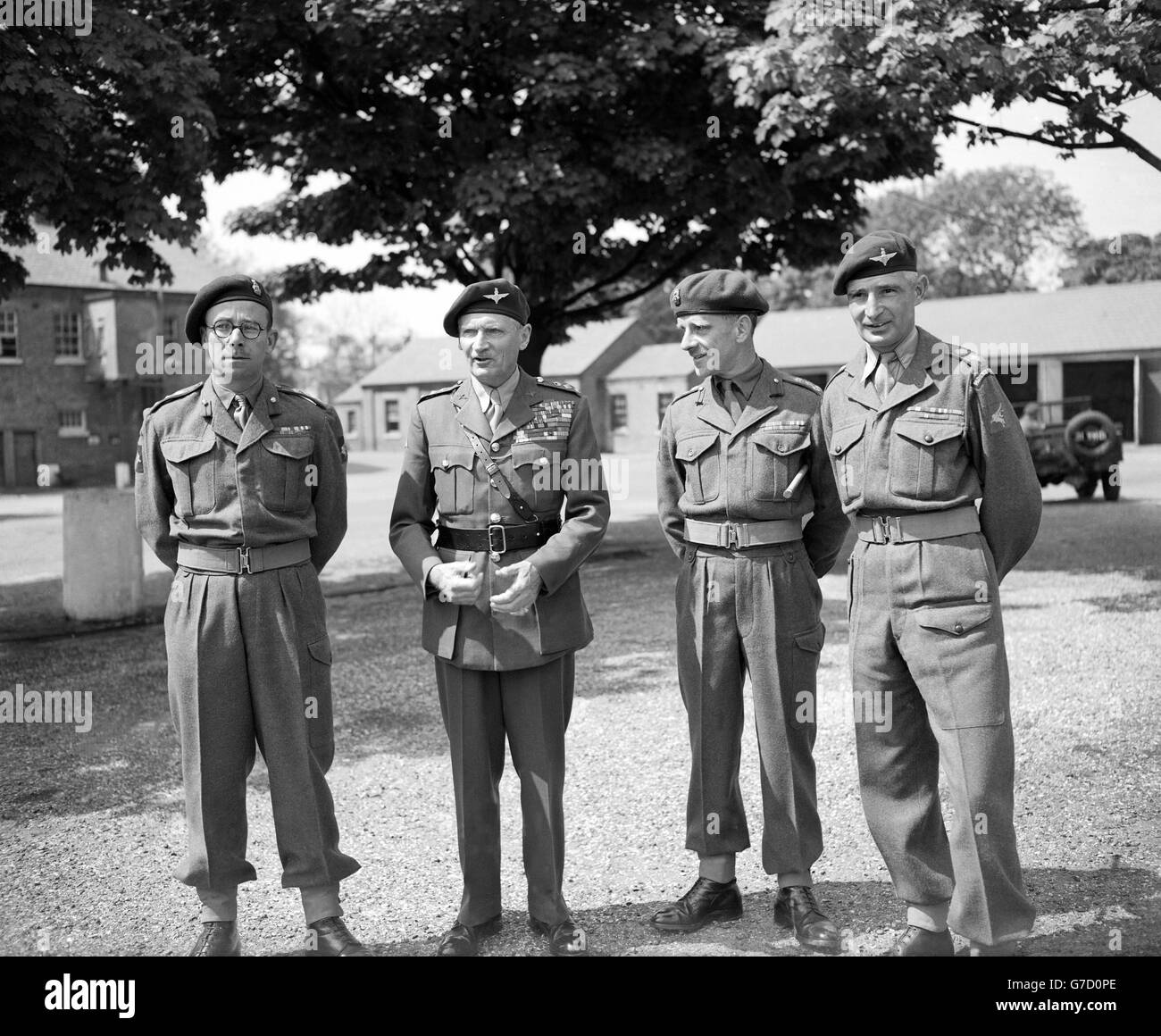 Feldmarschall Montgomery mit Brigadier K. T. Darling, D.S.O, O.B.E (zweiter von rechts), befehlshabende Brigadengruppe: Lieut-col W. D. Tighe Wood, befehlshabend des 3. Bataillons des Fallschirmregiments (ganz rechts), und Oberst A. W. E. Daniell (ganz links), befehlshabend des Airborne Force Depot, in den Waterloo Barracks, Aldershot. Stockfoto