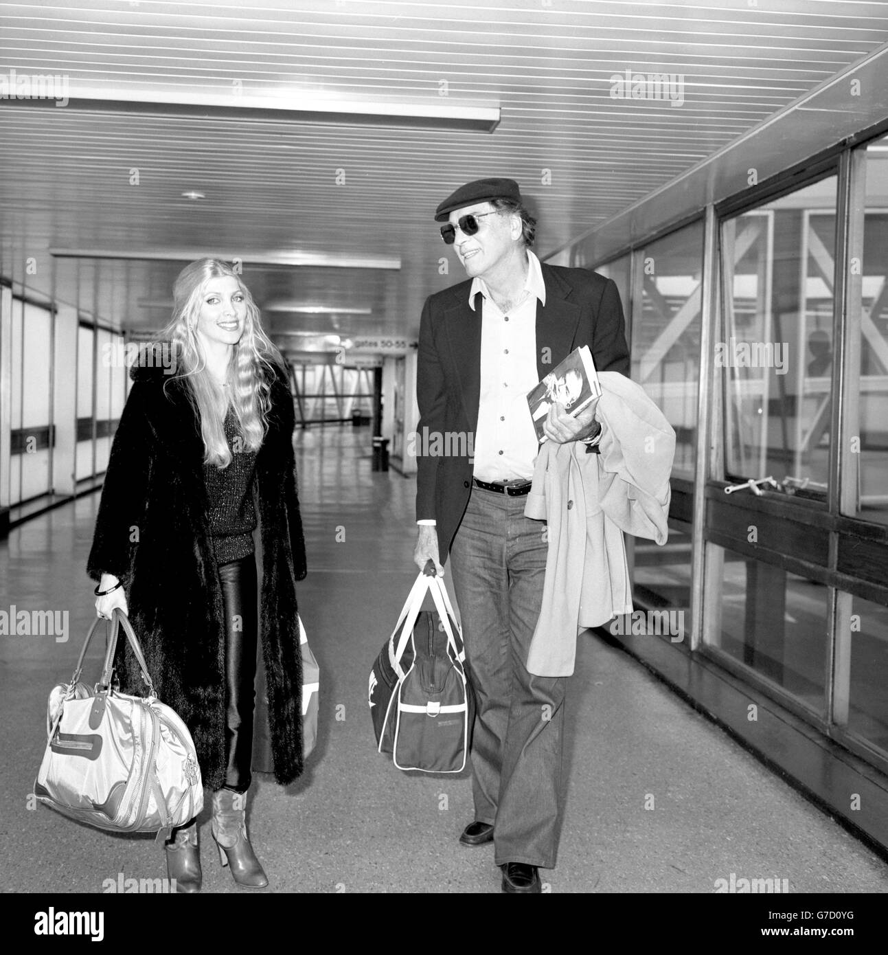 Singer-Songwriter Lynsey de Paul mit dem amerikanischen Schauspieler Burt Lancaster am Flughafen Heathrow. Sie waren auf demselben Flug von Los Angeles aus. Stockfoto