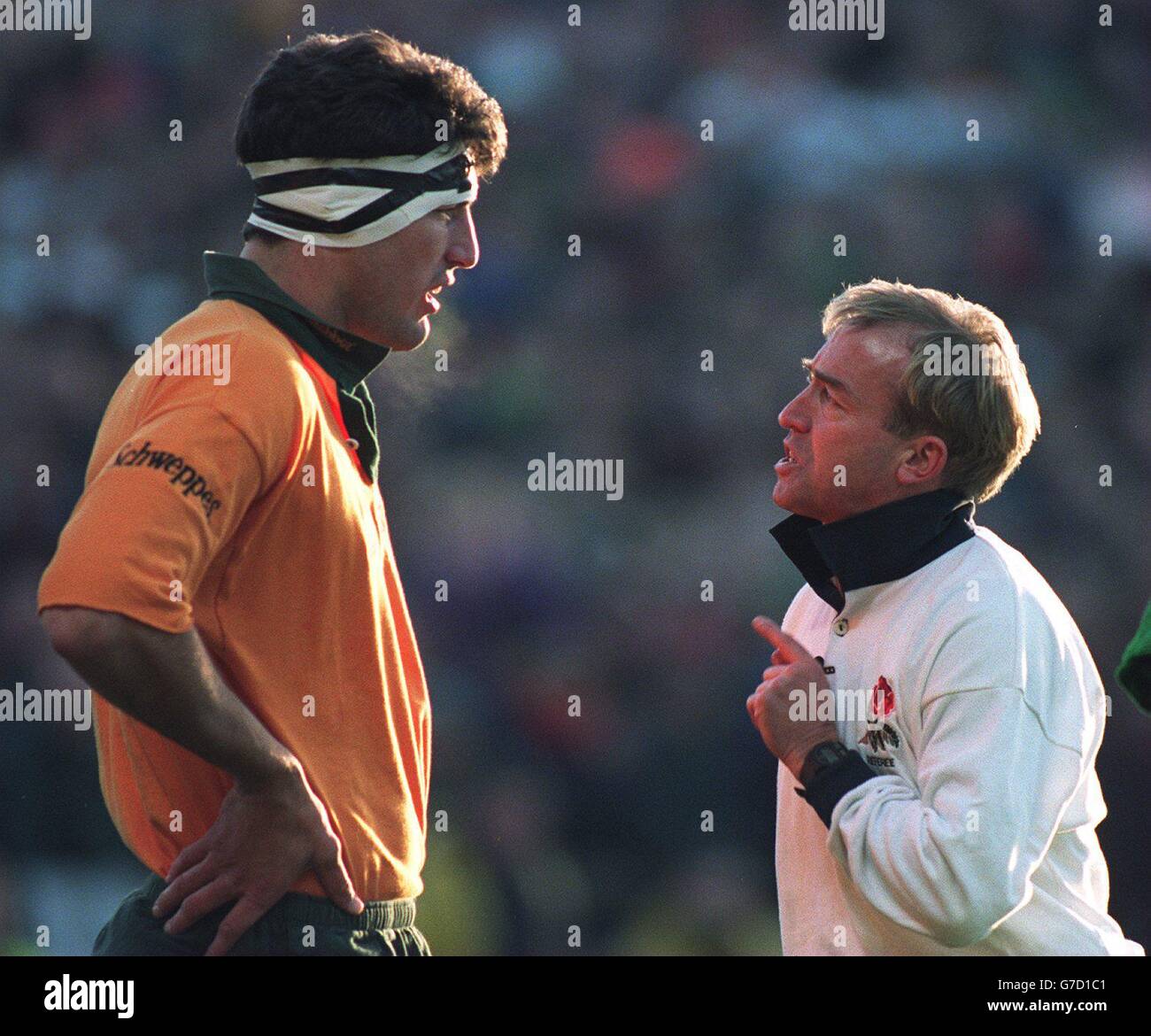 International Rugby Union - Irland / Australien. Schiedsrichter Brian Campsall hat Worte mit dem australischen John Eales Stockfoto