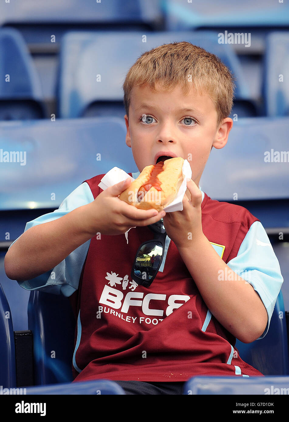 Fußball - Barclays Premier League - West Bromwich Albion gegen Burnley - The Hawthorns. Ein Burnley-Fan auf der Tribüne genießt einen Hot Dog Stockfoto