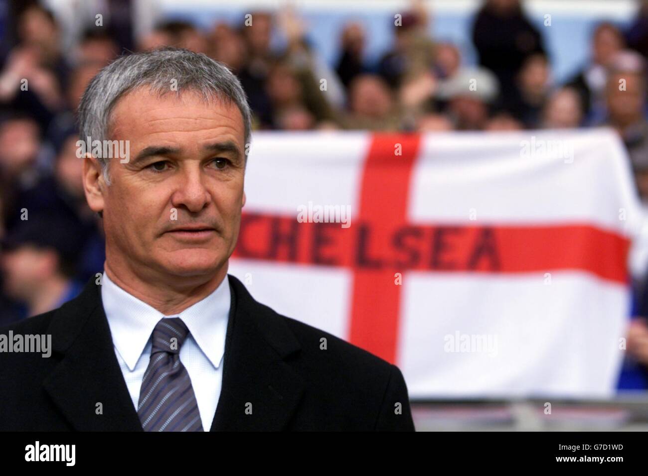 Chelsea-Manager Claudio Ranieri steht vor einer maßgeschneiderten St. George's Flagge. Ranieri hat Chelsea zu ihrem ersten FA Cup-Finale gebracht, seit sie den Wettbewerb in Wembley unter Manager Gianluca Vialli im Jahr 2000 gewonnen haben. Stockfoto